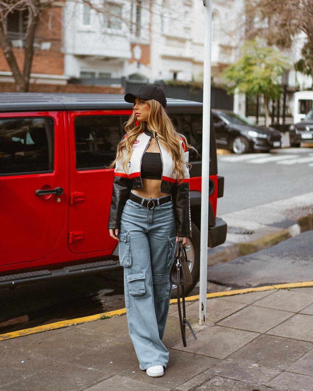 Top negro y pantalón cargo: el look canchero de Romina Malaspina