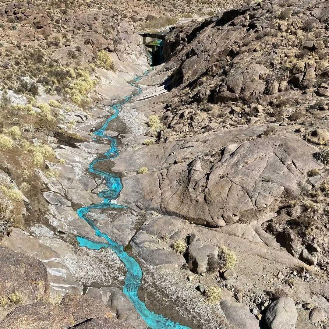 El río se tiñe de turquesa debido a la presencia del cobre.