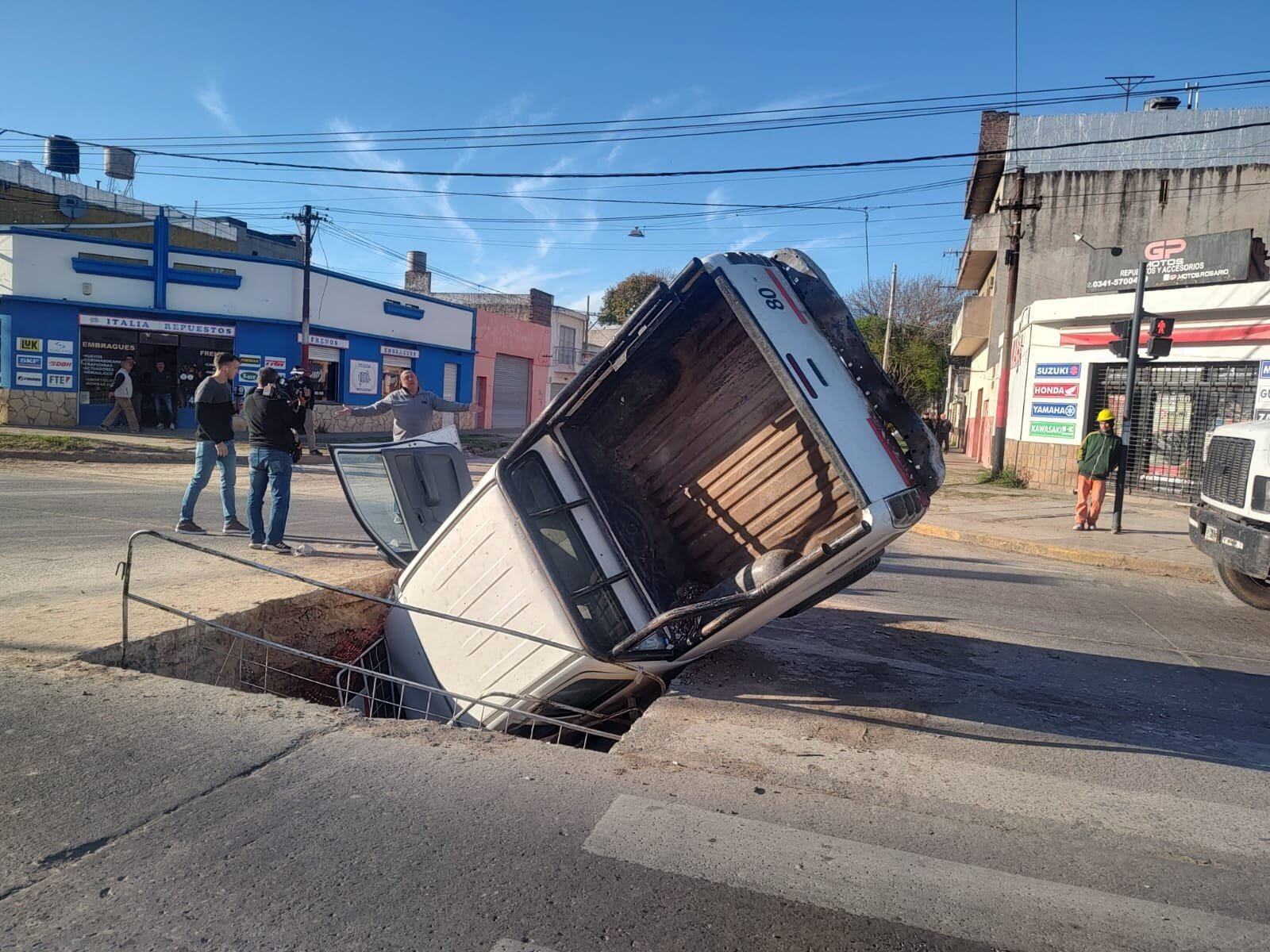 Así quedó la camioneta que cayó dentro de un pozo de Aguas Santafesinas en Rosario.