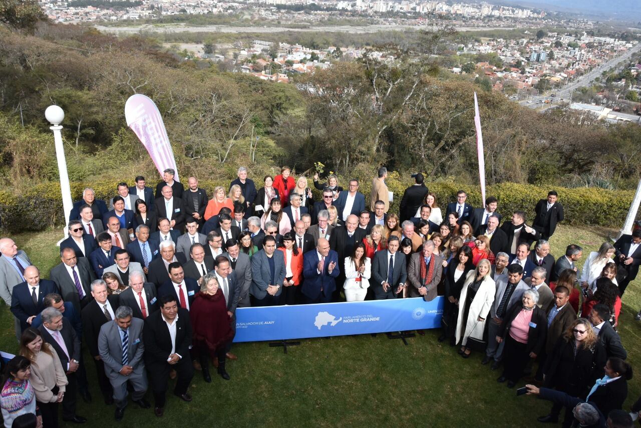 Con la "Tacita de Plata" de fondo, los vicegobernadores y miembros de las delegaciones provinciales posan junto al jefe de gabinete Juan Manzur a su arribo a Jujuy.