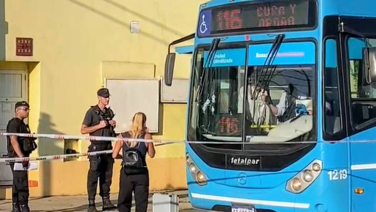 El paro de colectivos en Rosario continúa este lunes por el crimen de César Roldán