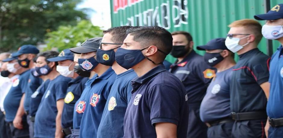 El gobierno de la provincia entregó equipamiento a Bomberos de Misiones.