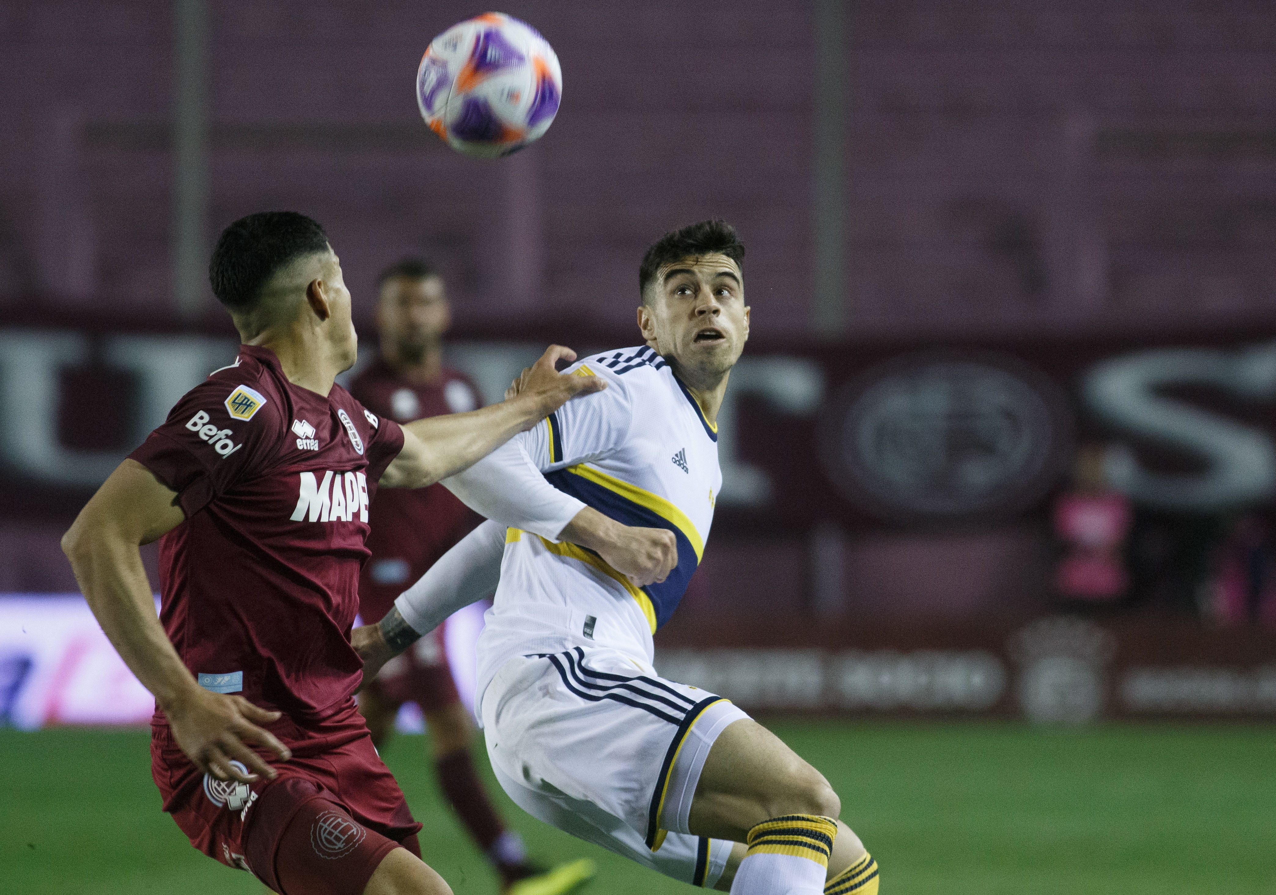 Martín Payero, volante de Boca, en la visita a Lanús por la Liga Profesional. (Fotobaires)