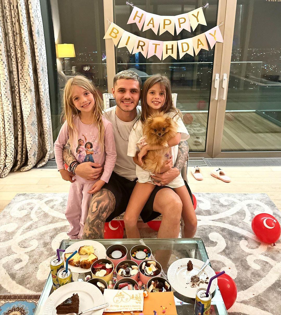 Mauro Icardi  junto a sus hijas Francesca e Isabella.