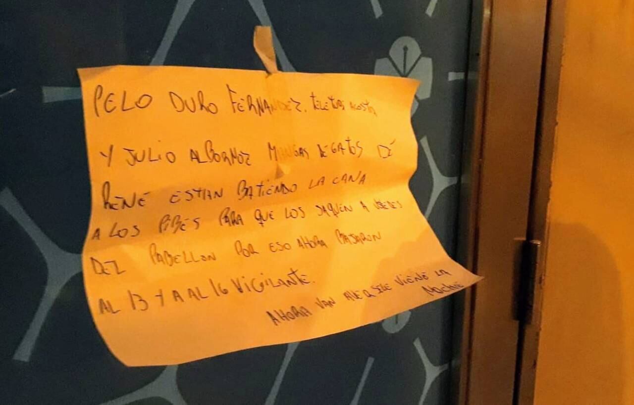 Los delincuentes dejaron el cartel pegado en la puerta con cinta adhesiva.