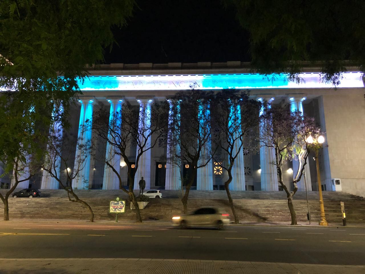 Se iluminaron los monumentos porteños en homenaje a Diego Maradona