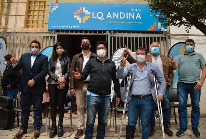 La conferencia de prensa de los diputados  del Frente de Todos-PJ tuvo lugar en el frente de la radio municipal.