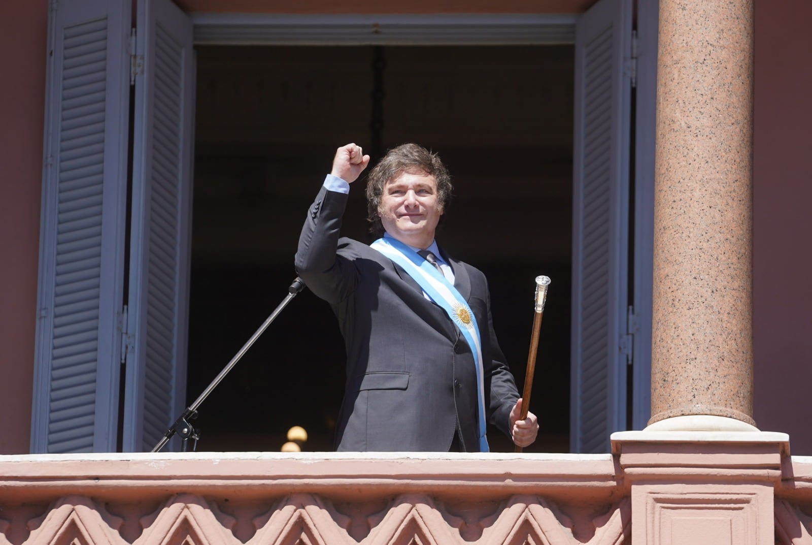 Javier Milei desde el balcón de la Casa Rosada. Foto: Clarín