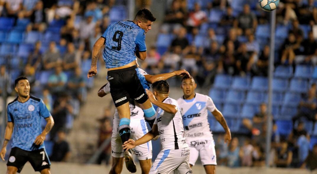 De arriba. Marcelo Estigarribia puso en ventaja al Celeste. (Fotobaires)