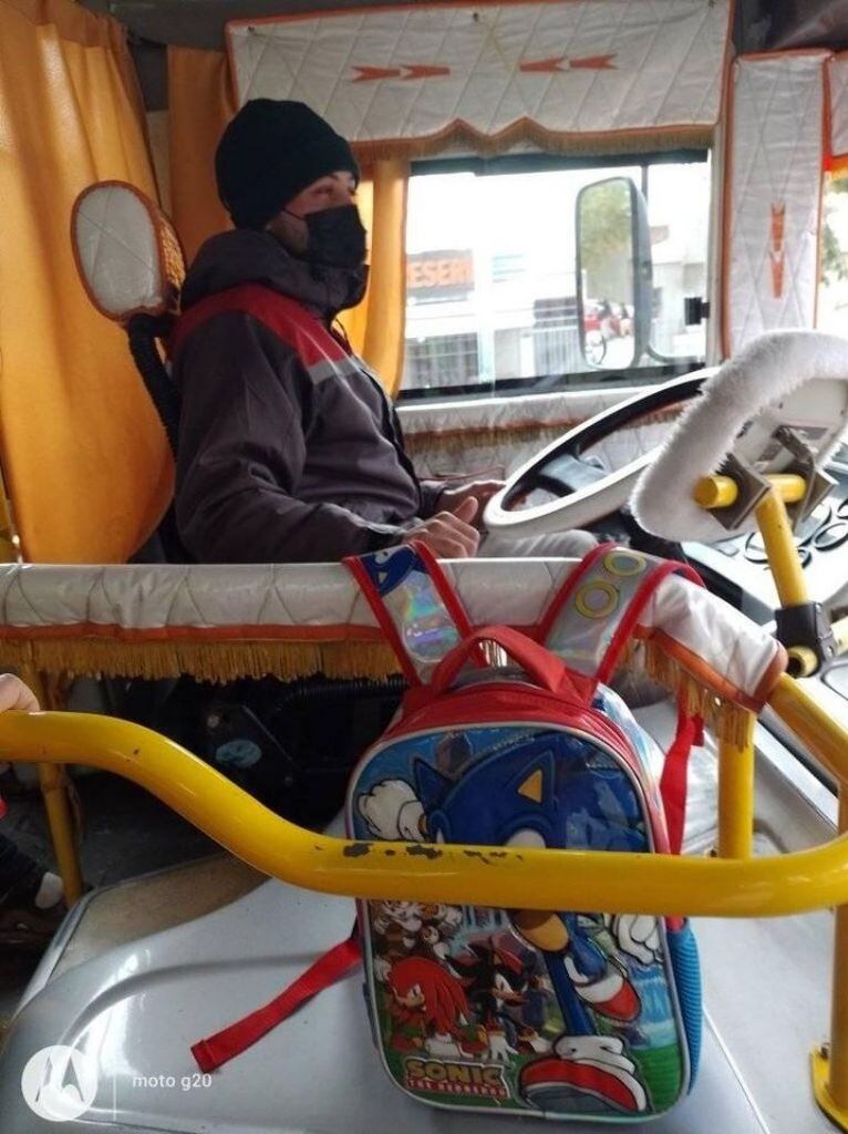 La mochila que el niño había extraviado en el colectivo. Finalmente, la historia tuvo un final feliz.