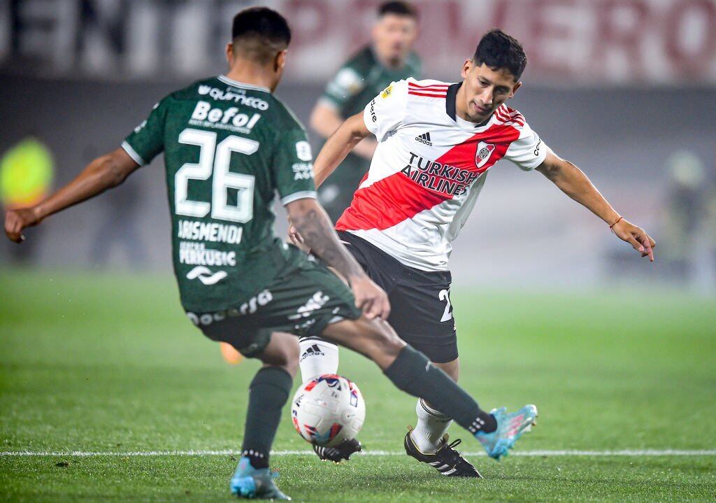 Sarmiento golpeó primero y vence a River en el Monumental