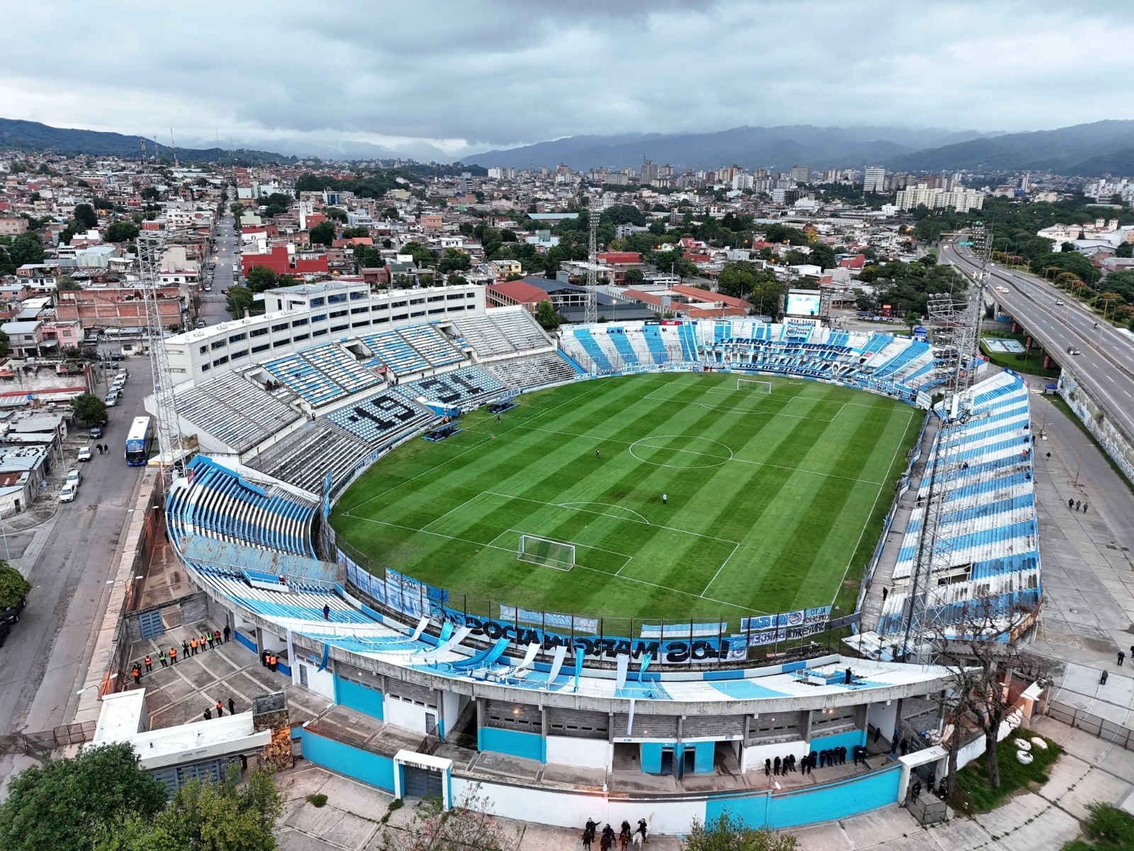 Aprovechando que el “Lobo” no va a estar en su casa, avanzan los trabajos de mantenimiento en su estadio “23 de Agosto”.