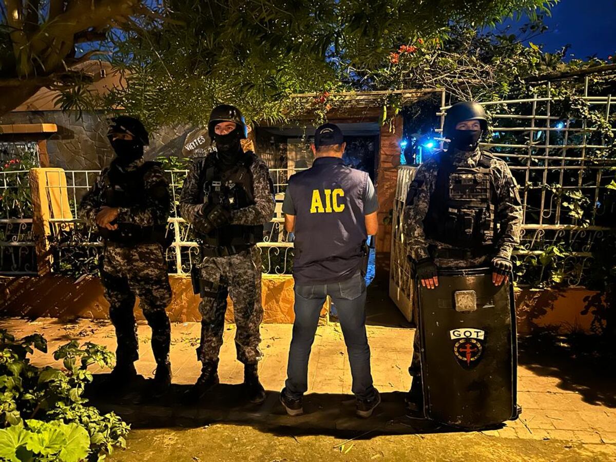 Desarticulan banda narco que secuestraba jovencitas para vender drogas con protección policial en Rosario
