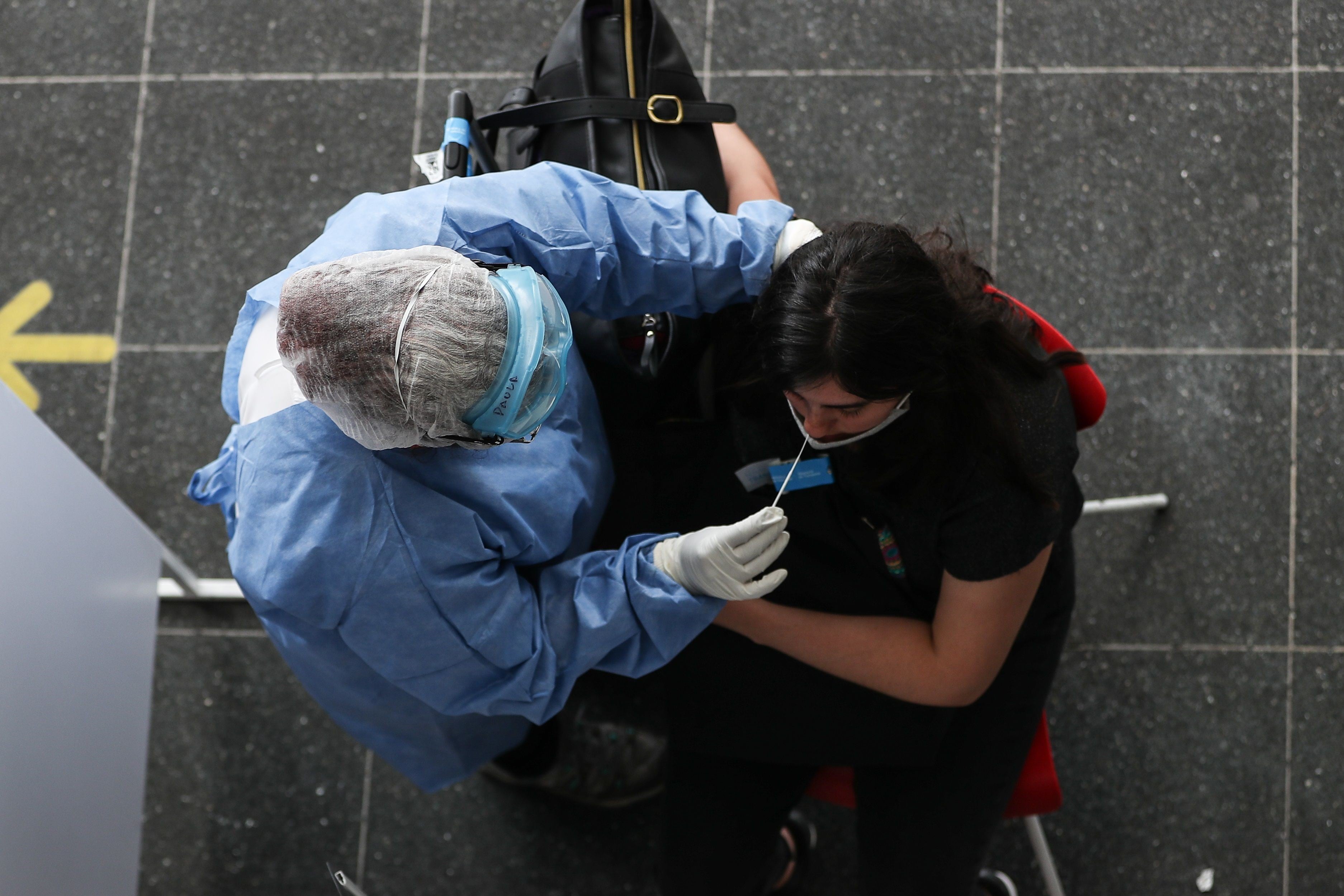 Una persona del personal sanitario realiza una prueba de coronavirus  (Foto: EFE/ Juan Ignacio Roncoroni)