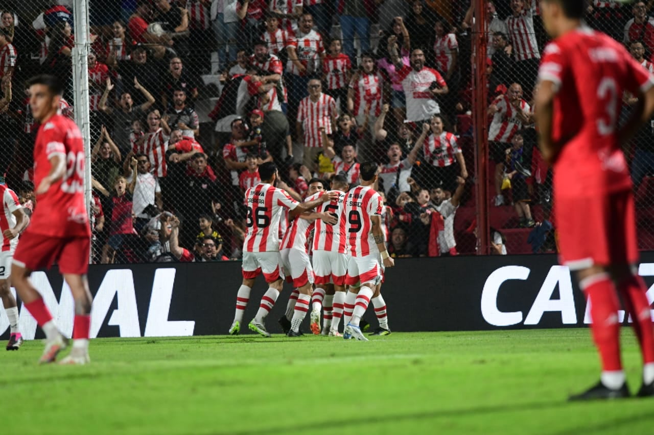 Festejo del gol de Juan Franco para el 1-0 parcial de Instituto ante Huracán en el Monumental de Alta Córdoba. (La Voz)