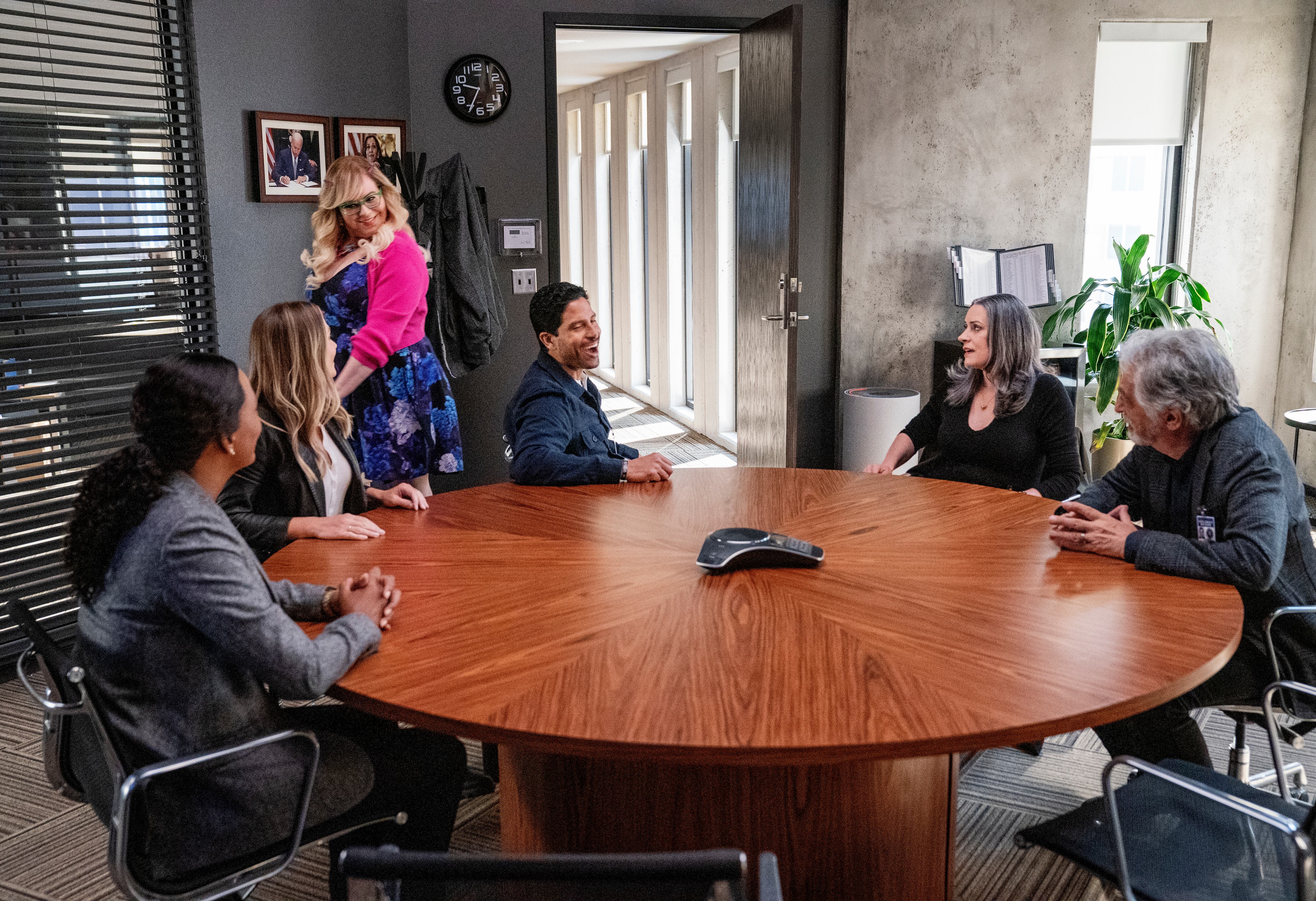 CRIMINAL MINDS: EVOLUTION - "Sicarius" - (L-R) Aisha Tyler as Dr. Tara Lewis, A.J. Cook as Jennifer \'JJ\' Jareau, Kirsten Vangsness as Penelope Garcia, Adam Rodriguez as Luke Alvez, Paget Brewster as Emily Prentiss and Joe Mantegna as David Rossi in  “Criminal Minds: Evolution” streaming on Paramount+, 2022. Photo Credit: Michael Yarish /Paramount+ 