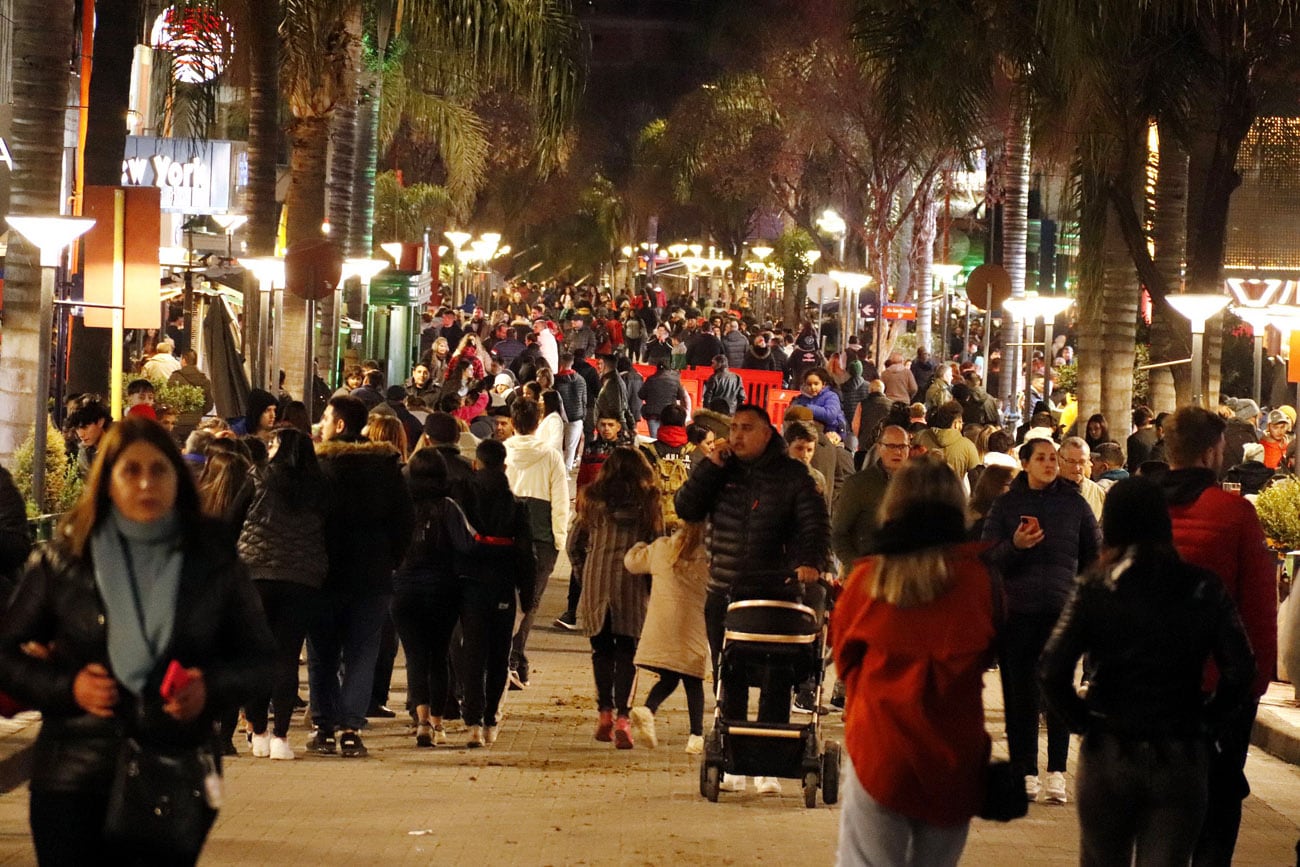 Vacaciones de Julio en Carlos Paz, mucha gente eligió la localidad serrana para tomarse unos días.  (La Voz)