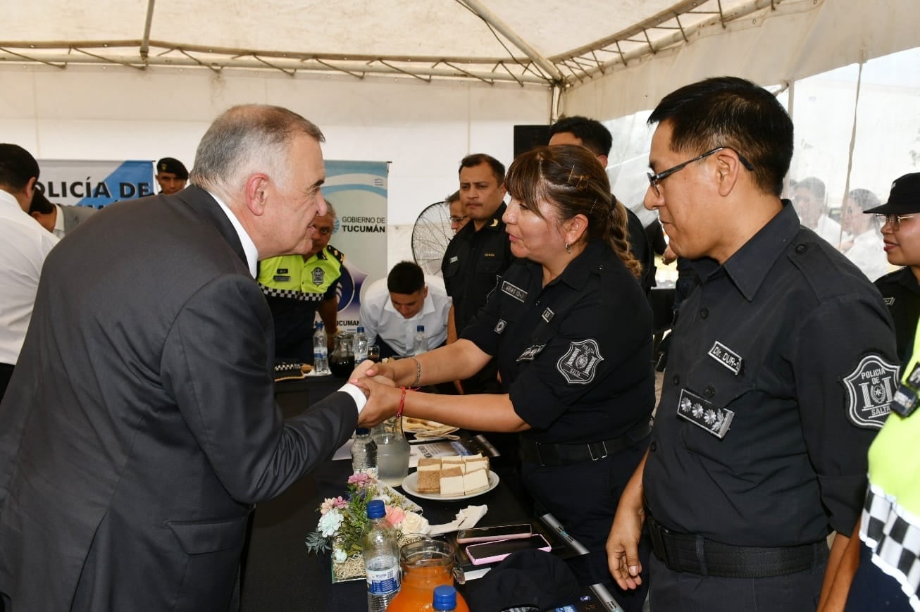 Osvaldo Jaldo junto a personal del area de seguridad.