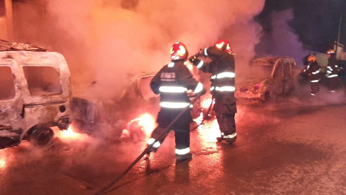 Los bomberos trabajaron en el lugar y lograron contener las llamas.