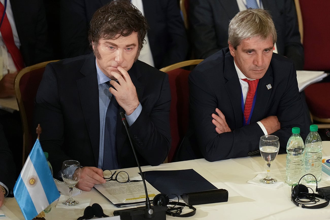 El presidente de Argentina, Javier Milei, a la izquierda, y el ministro de Economía, Luis Caputo, asisten a la Cumbre del Mercosur en Montevideo, Uruguay, el viernes 6 de diciembre de 2024. (Foto AP/Matilde Campodonico)