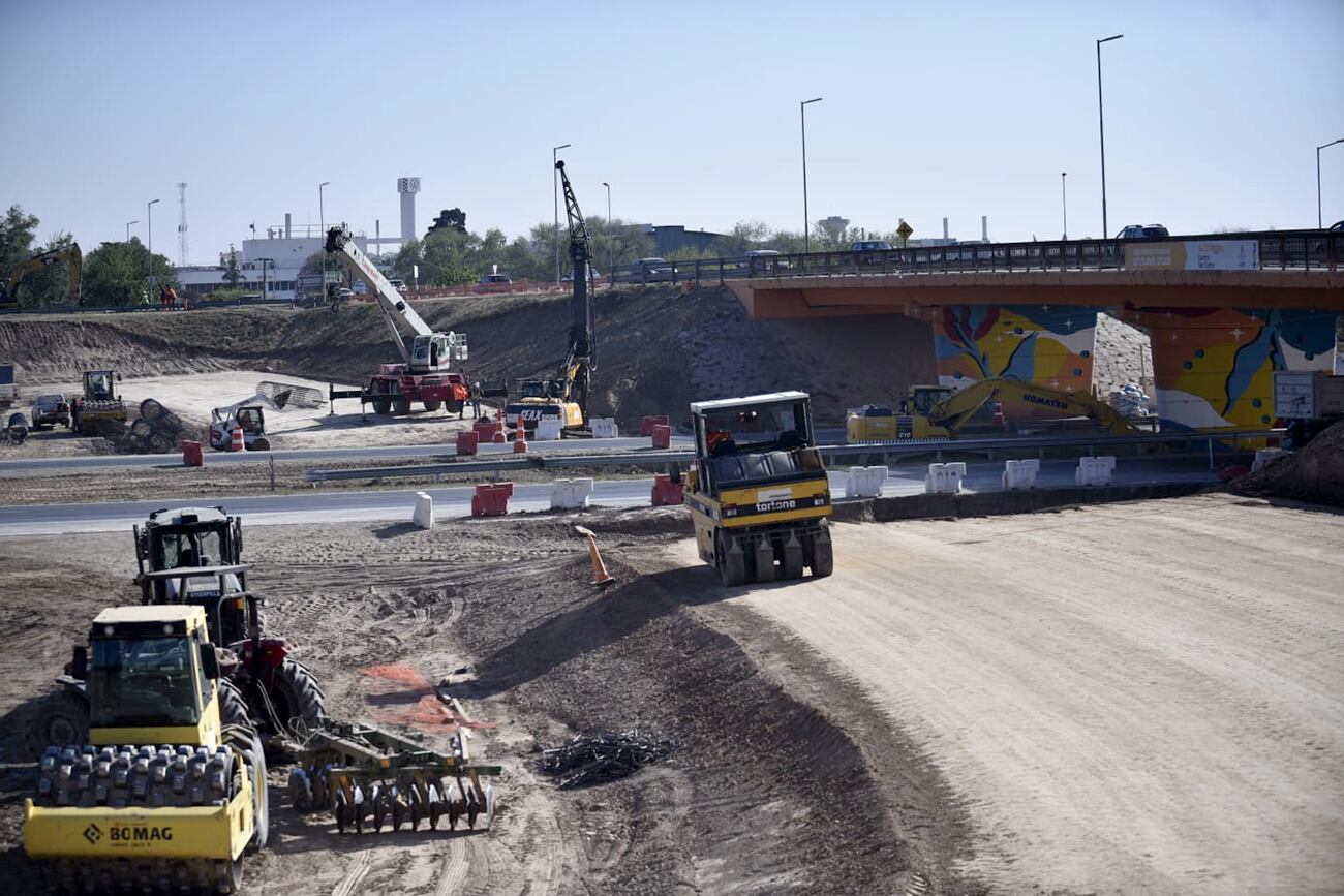 Caos de tránsito en Camino 60 cuadras por obras de acceso a Circunvalación. (Ramiro Pereyra / La Voz)