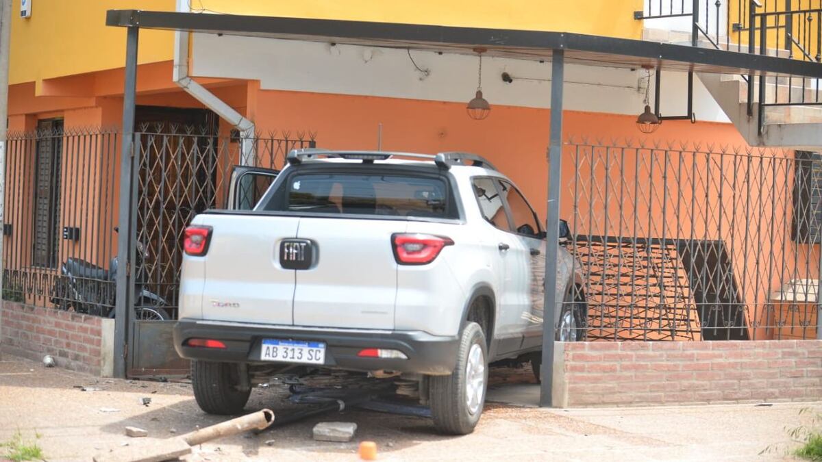 Tremendo siniestro vial en Córdoba: una camioneta chocó con un taxi y terminó incrustada en una casa