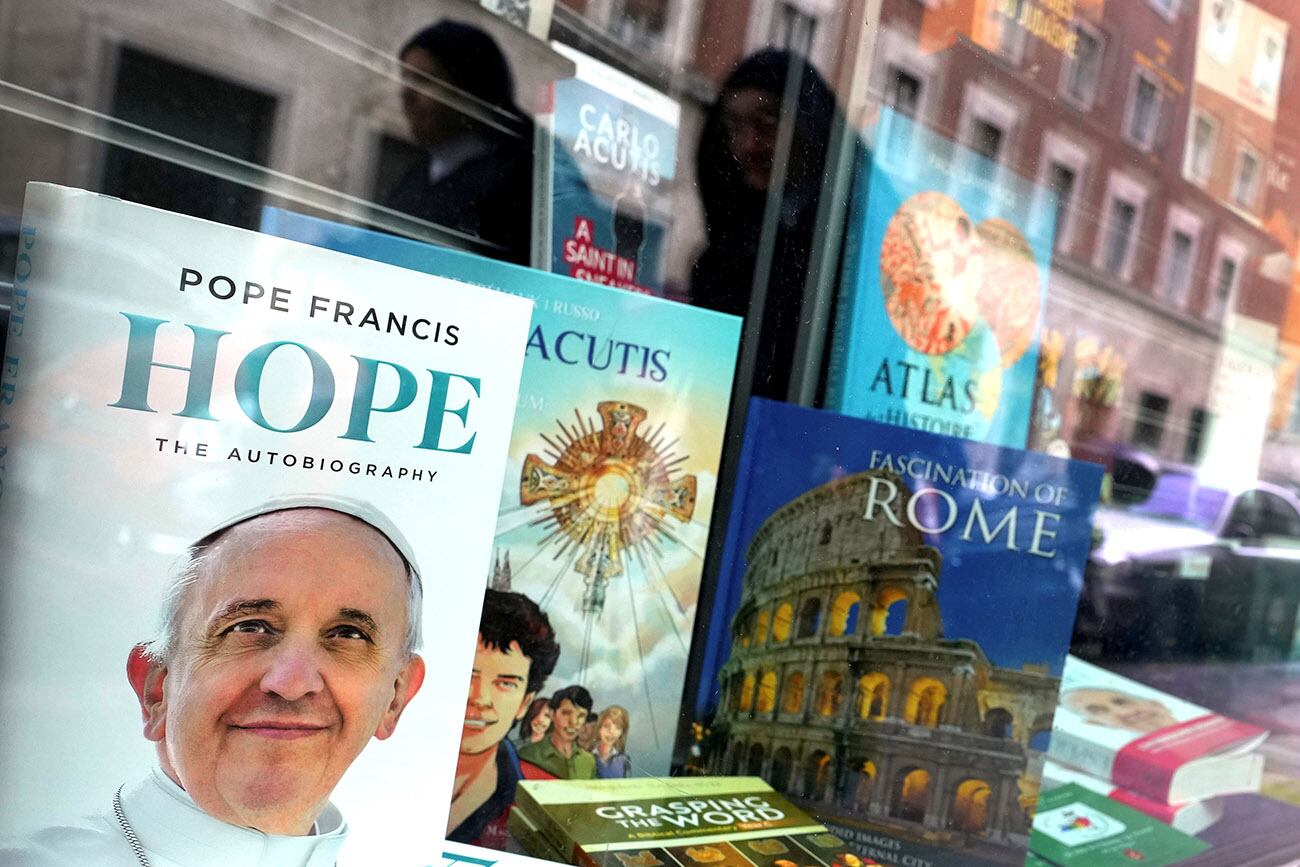 Una librería exhibe una autobiografía del Papa Francisco llamada 'Esperanza' en Roma. (AP)