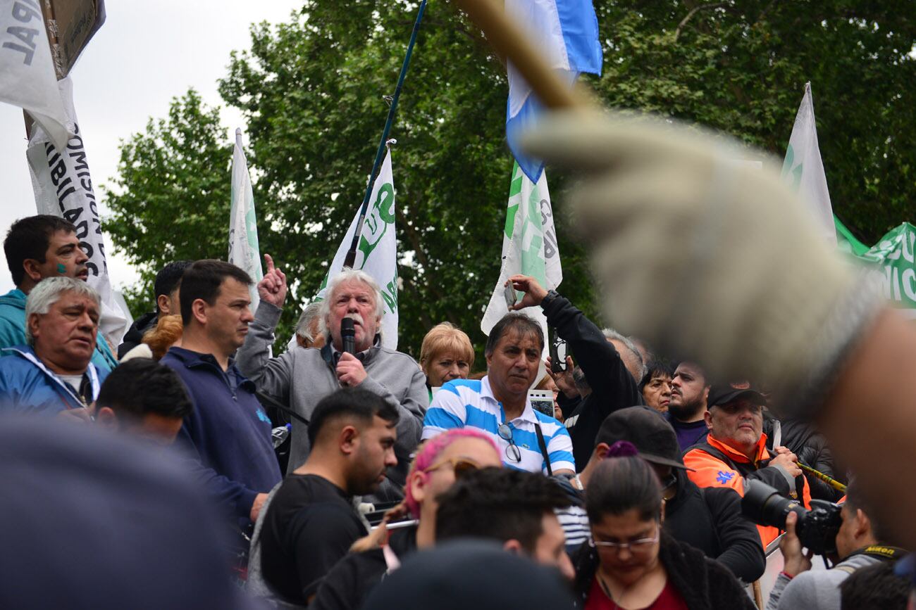 Con masiva movilización el gremio de los empleados de la Municipalidad de Córdoba (Suoem) realizó este miércoles una asamblea general frente al Palacio 6 de Julio, comandada por el secretario general Rubén Daniele.  (Nicolás Bravo / La Voz)