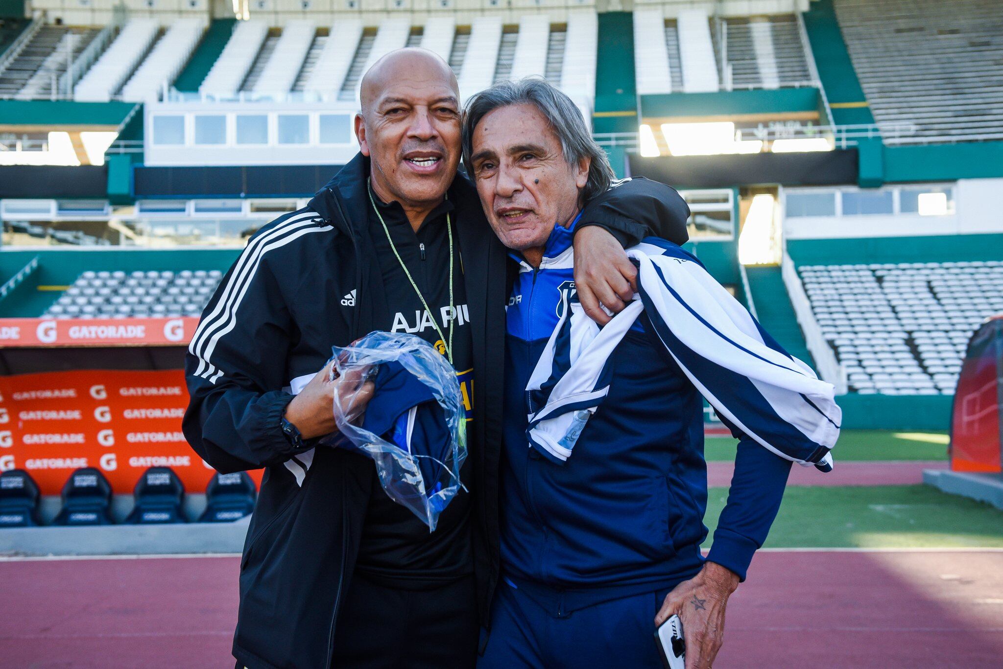 Roberto Mosquera recibió una remera de Talleres de las manos de Daniel Valencia.