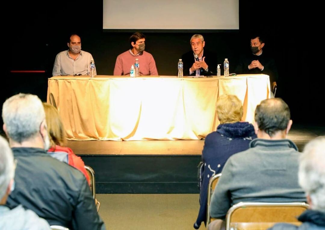 Jorge Ferraresi y Rogelio Iparraguirre durante la entrega de créditos para la construcción