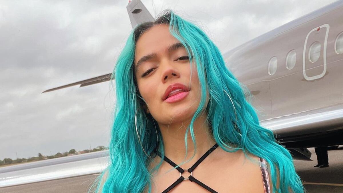 Karol G desafió la censura de Instagram desde su cama y entre las sábanas