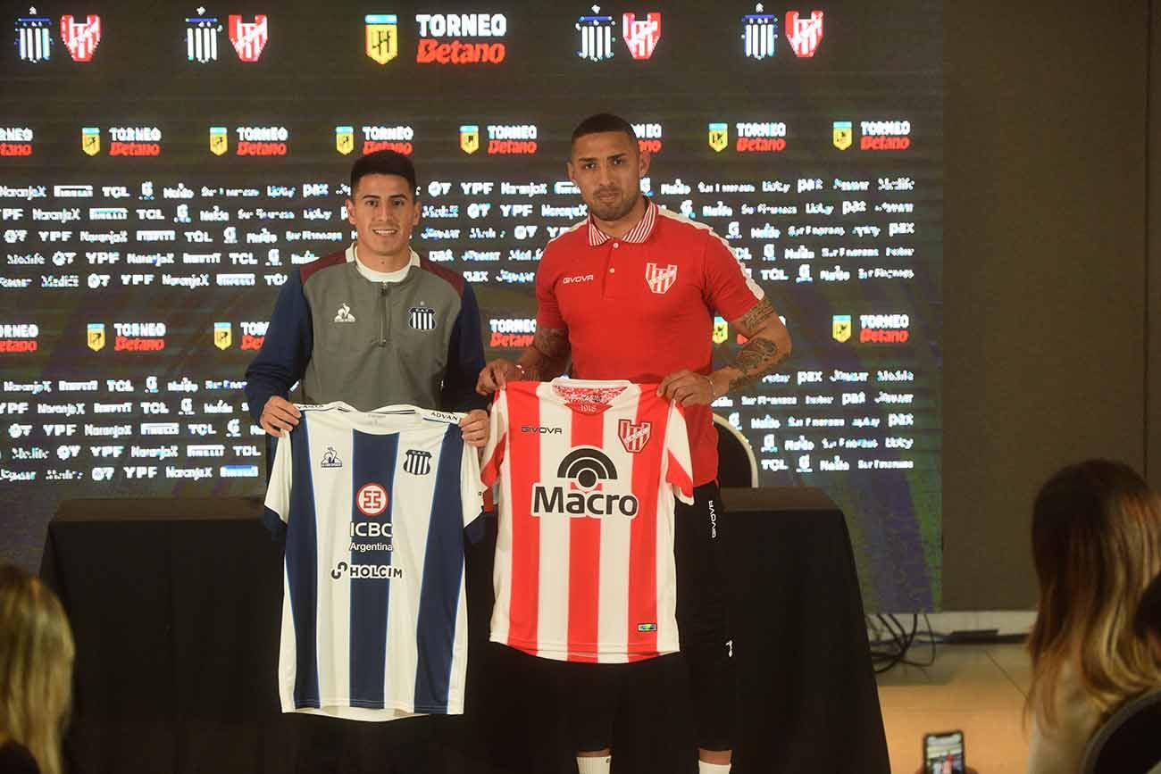 Martínez y Alarcón en la presentación del clásico de fútbol Talleres-Instituto en Córdoba. (Pedro Castillo / La Voz)