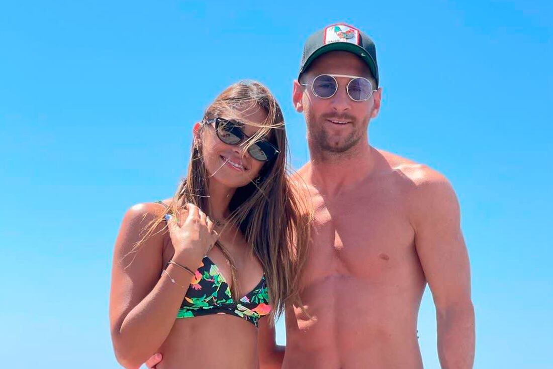 Messi y Anto de vacaciones en Ibiza