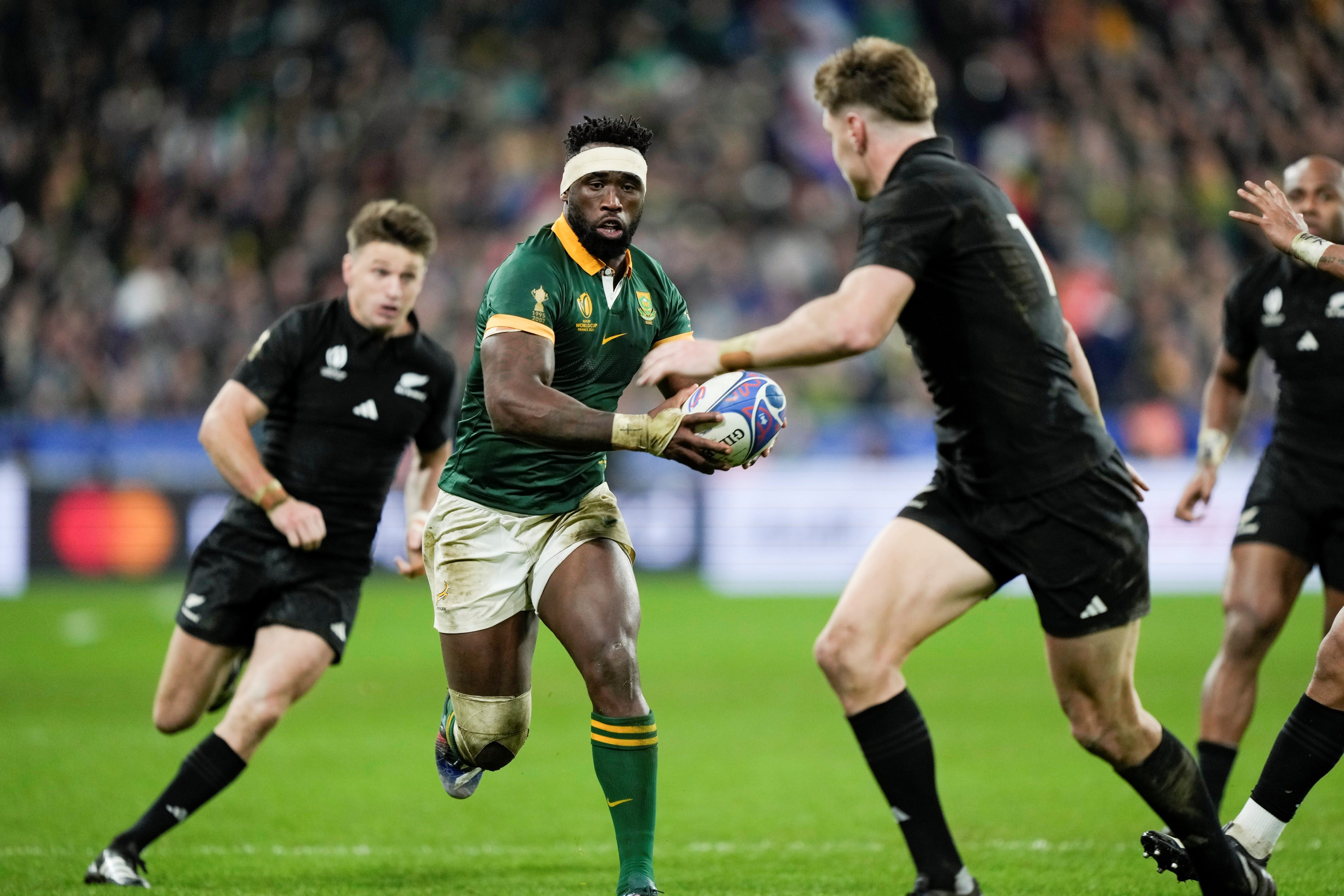 Sudáfrica y Nueva Zelanda, en la final del Mundial de Rugby, en París, Francia. (AP)