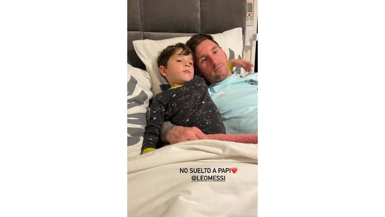 Leo Messi de nuevo en casa y abrazado a su hijo Mateo.