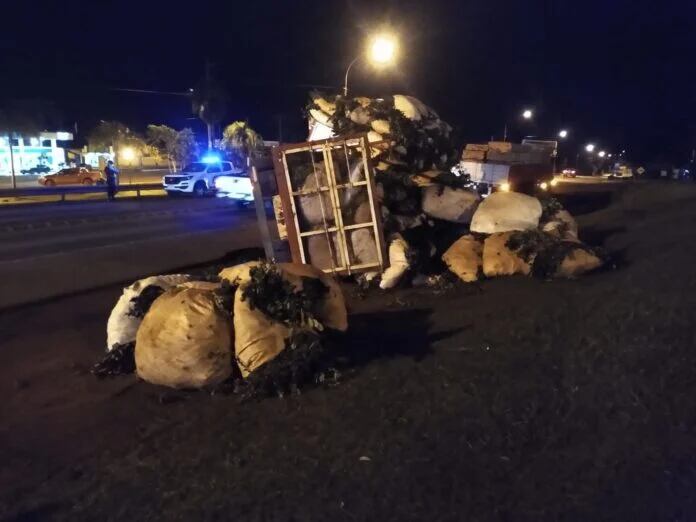 San Vicente: volcó un camión que transportaba raídos de yerba mate