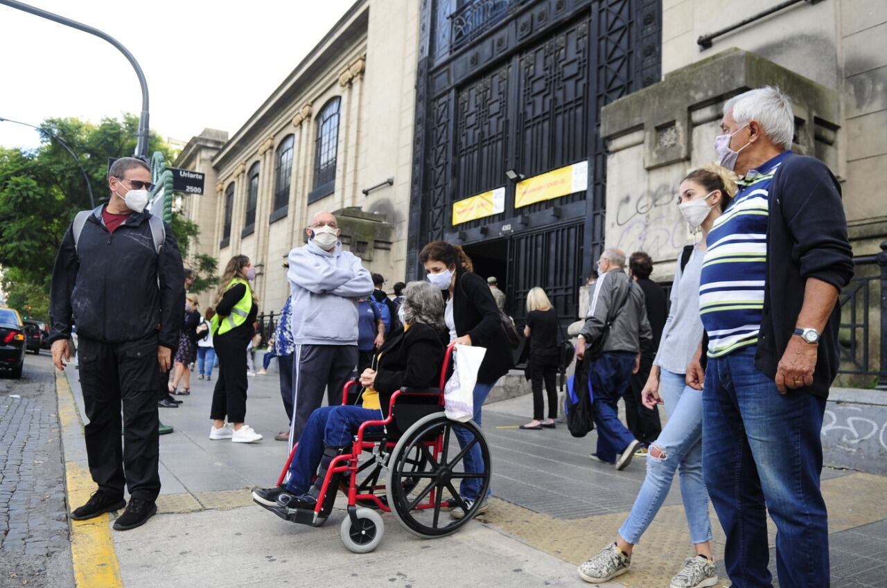 La ciudad de Buenos Aires comenzó la vacunación contra el coronavirus a mayores de 70 años. (Clarín)