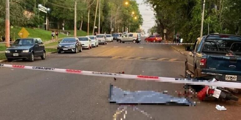 Accidente fatal en Puerto Iguazú: motociclista perdió la vida al chocar con camioneta estacionada.