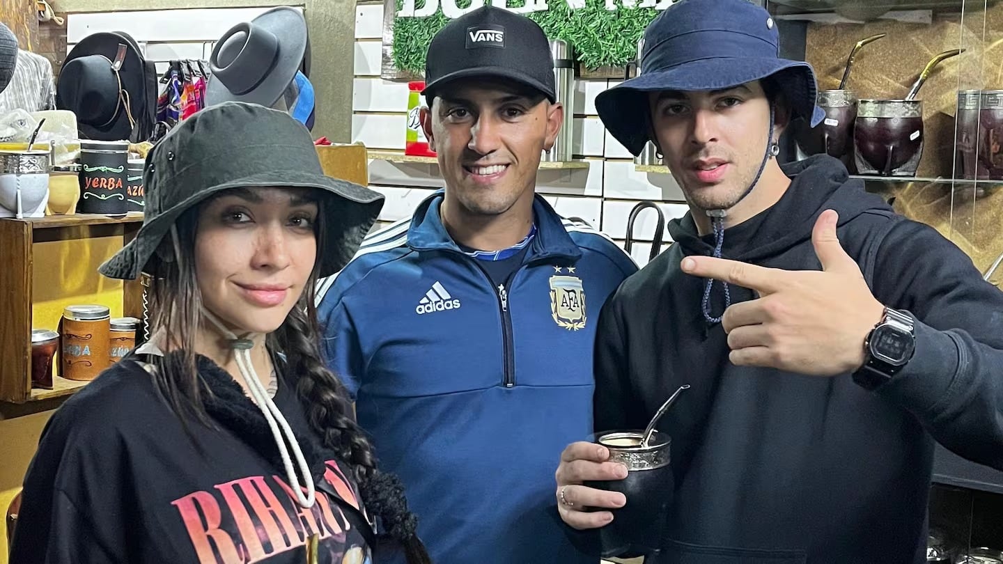 María Becerra y J Rei comprando en las Sierras de Córdoba.