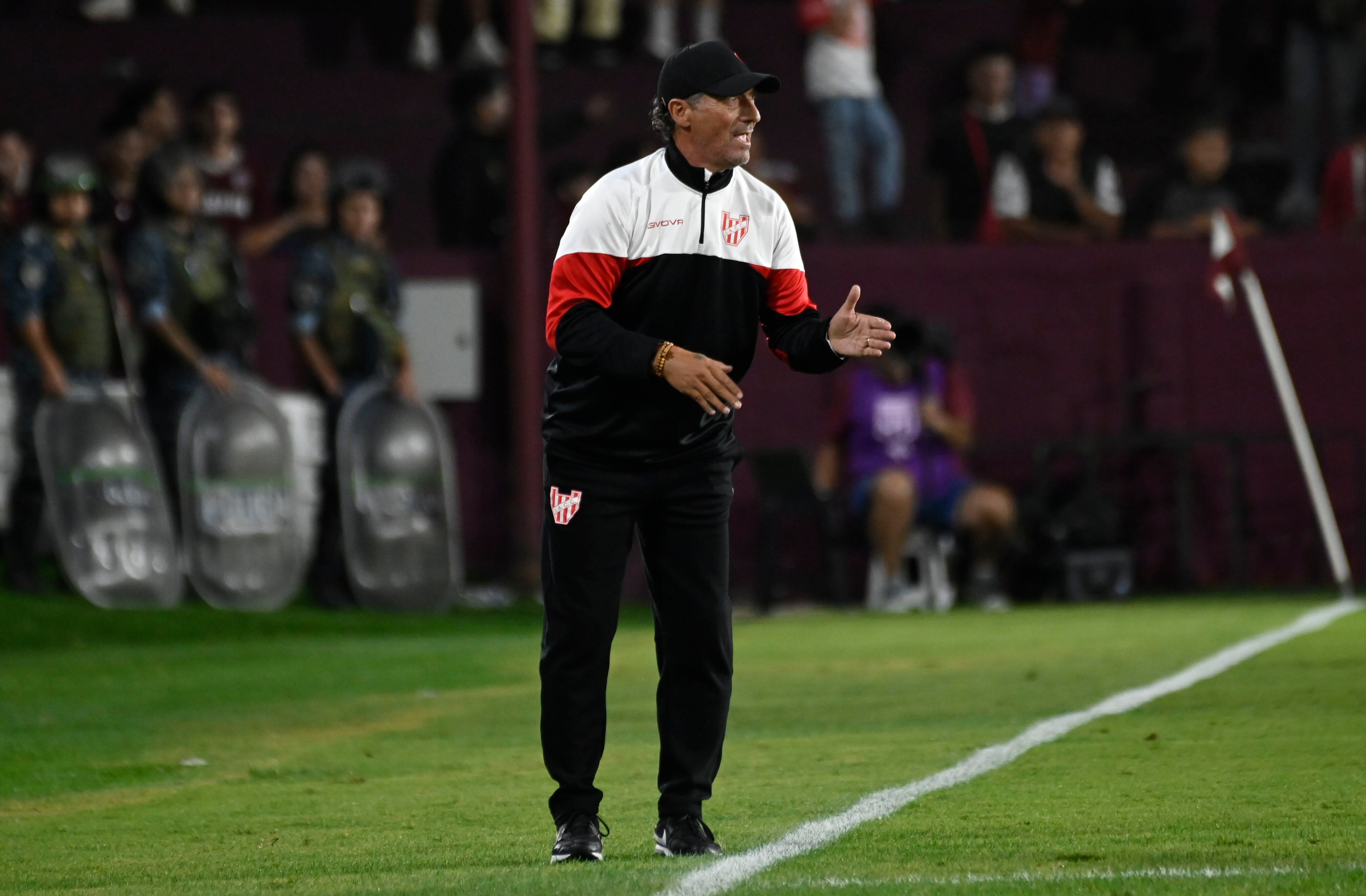 Pedro Troglio en el LANúS VS INSTITUTO DE CóRDOBA. Fecha 10 Torneo Apertura Liga Profesional Argentina.