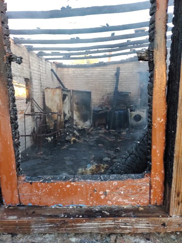 El incendio que inició cuando intentaron prender la estufa con nafta, afectó a toda la casa y el matrimonio Tapia quedó en la calle. 