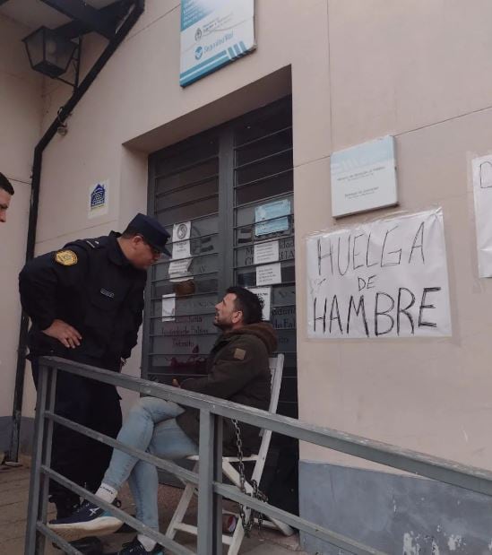 Inició una huelga de hambre, encadenado en la puerta de tránsito municipal