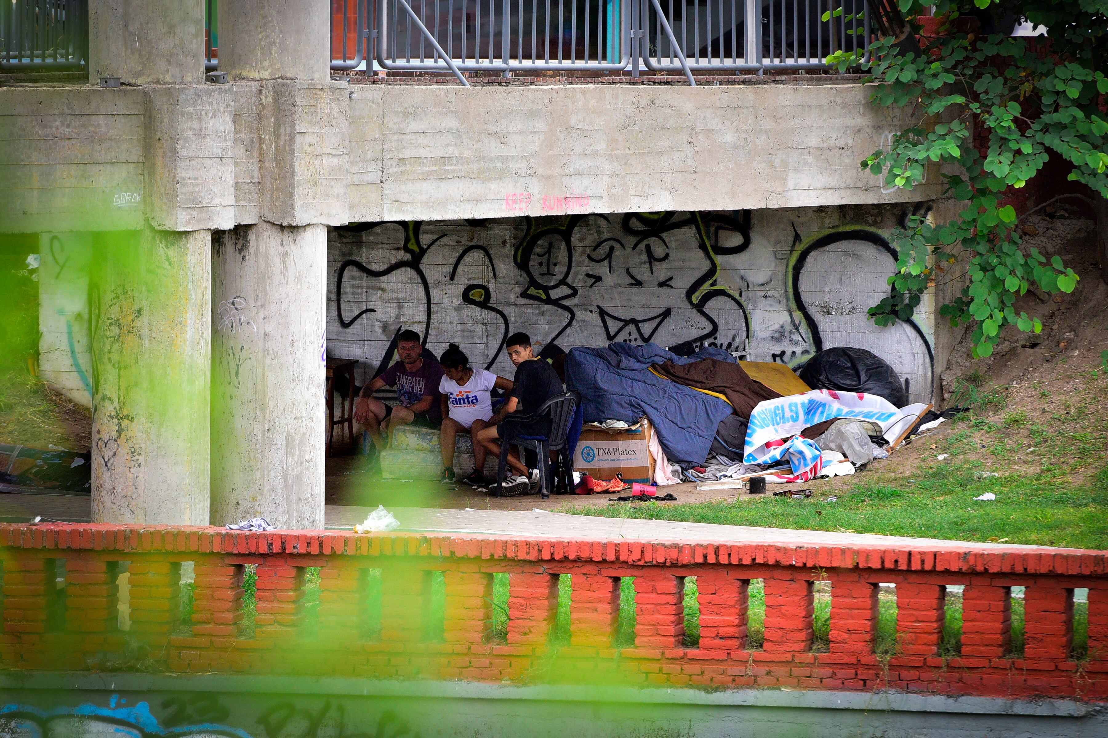 Gente en situación de calle que vive bajo los puentes de la ciudad de Córdoba. 