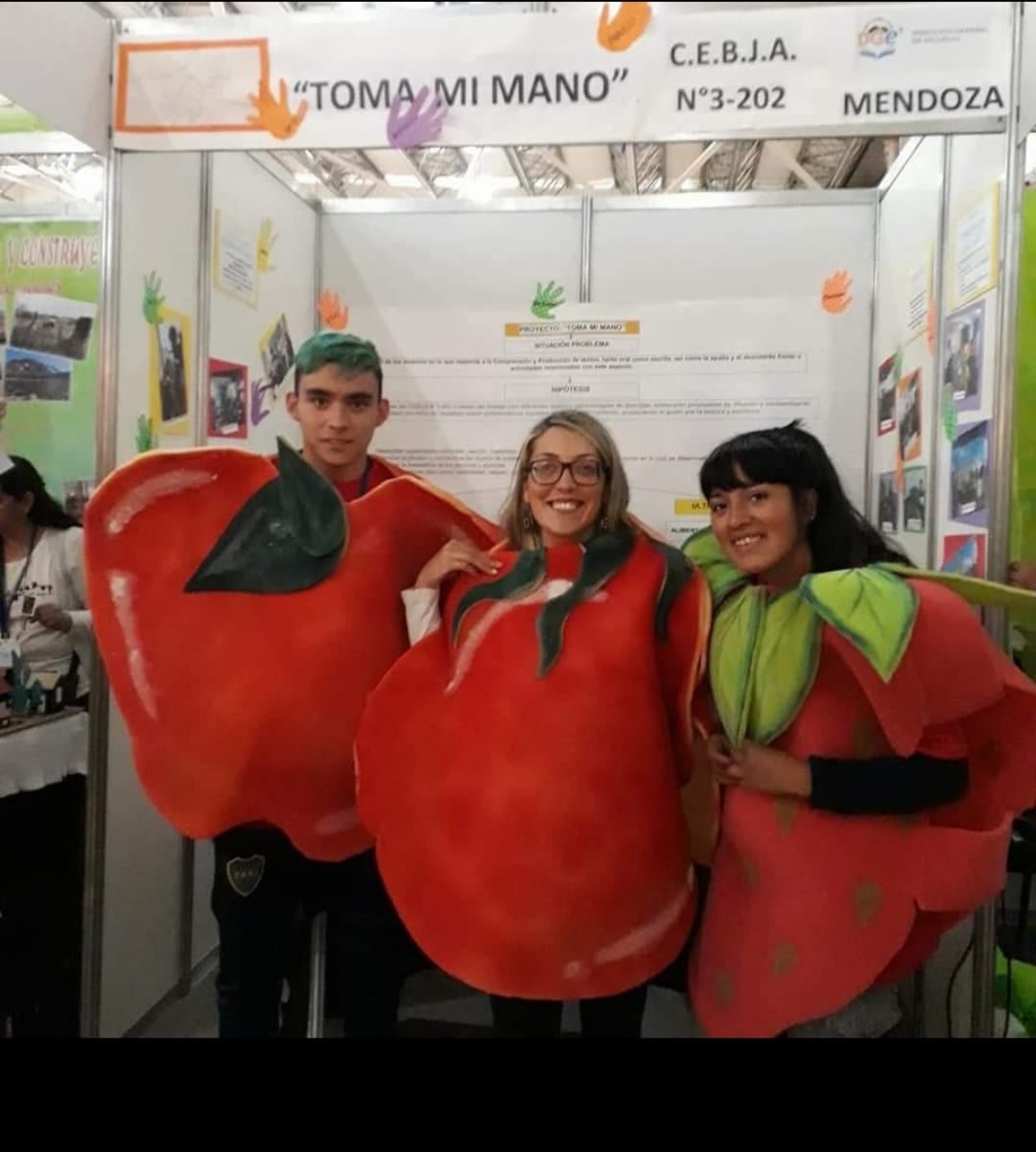 Graciela Morales con sus alumnos en la feria de ciencias del 2019.