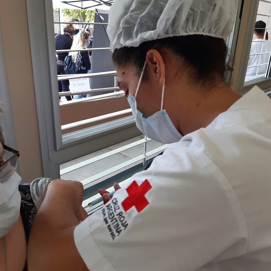 Voluntarios de la Cruz Roja colaboran con la emergencia sanitaria.