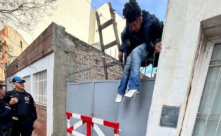 El hombre había sustraído una mochila y dos maletines y luego, cuando intentaba huir, quedó enganchado en la reja.