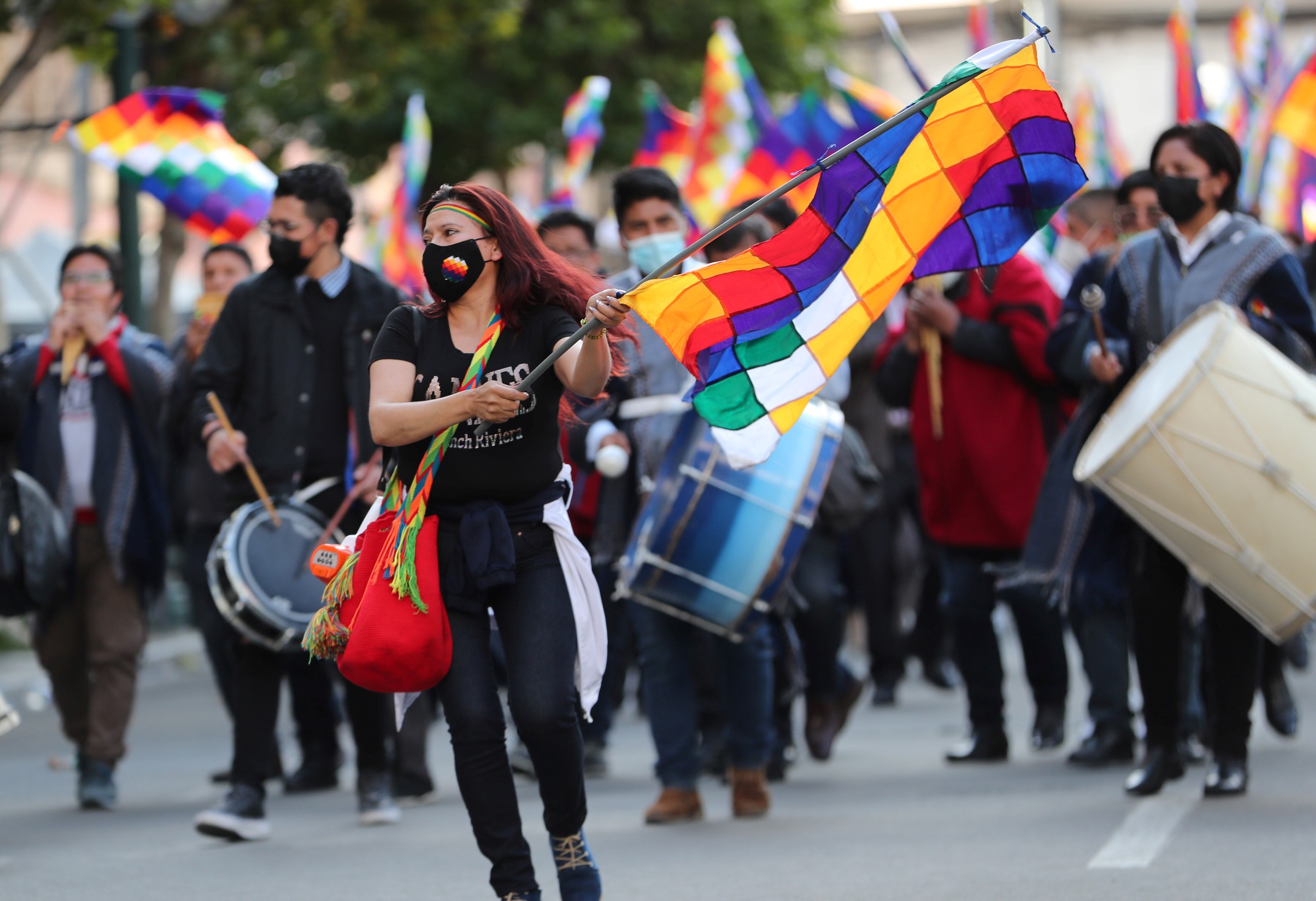 Grupos afines al oficialismo participan en un evento después de que el presidente de Bolivia, Luis Arce, presentara este lunes el informe de su primer año de gestión, plagado de ataques contra el Gobierno interino de Jeanine Áñez y en medio de confrontaciones de los legisladores, que por momentos no dejaban escuchar la presentación del mandatario.