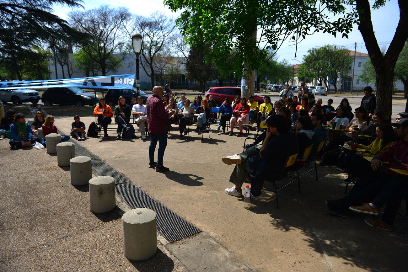 Paro universitario tras el veto presidencial.  Estudiantes de la UNC tomaron las facultades de Psicología, Comunicacion, Filosofía, Ciencias Sociales y Artes.  (Nicolás Bravo / La Voz)