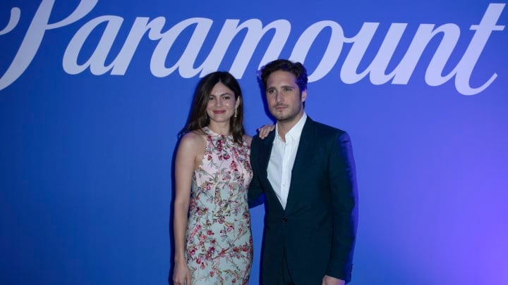 Diego Boneta y Monica Barbaro.