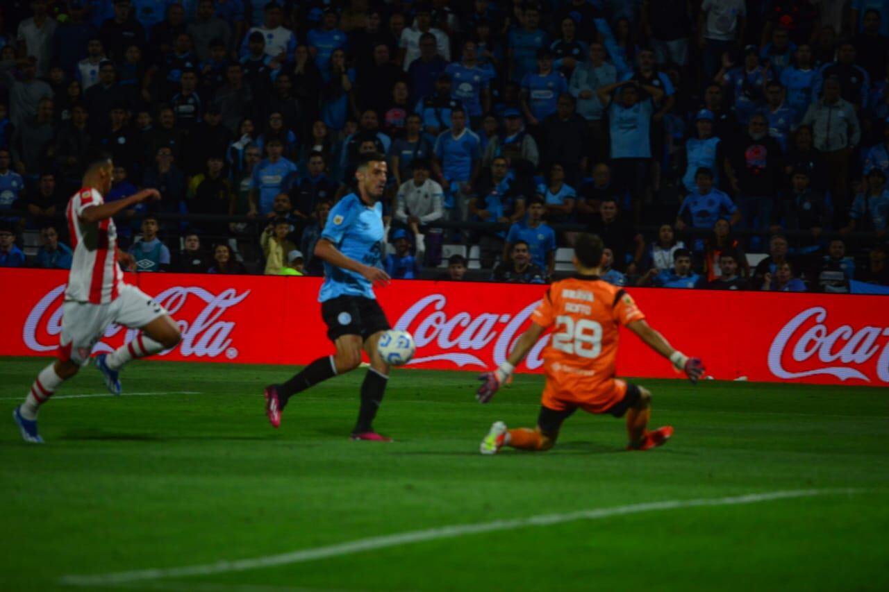 Pablo Chavarría puso el 3-1 de Belgrano ante Instituto, en Alberdi, por Liga Profesional. (Nicolás Bravo / La Voz)